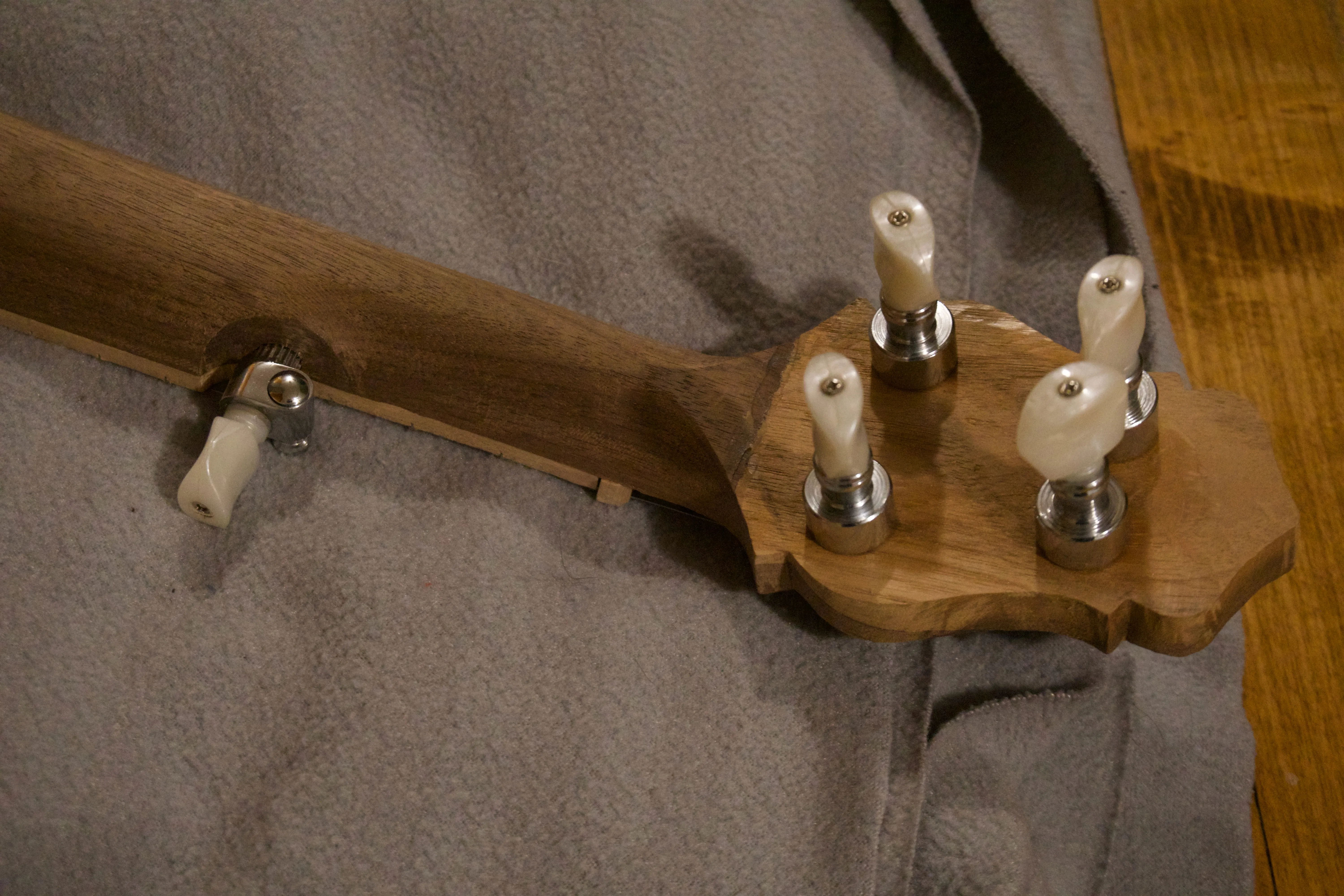 Cookie tin banjo, pegs